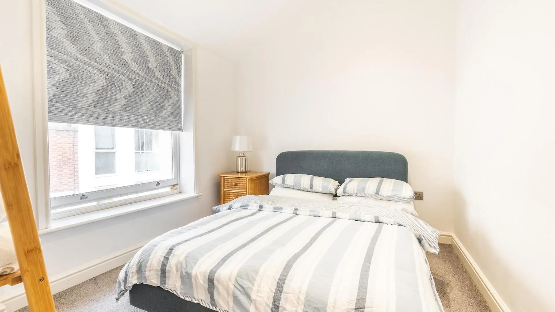Daire Charming & Chic, Cosy Beach Nest, Just 2-Min Walk! Brighton