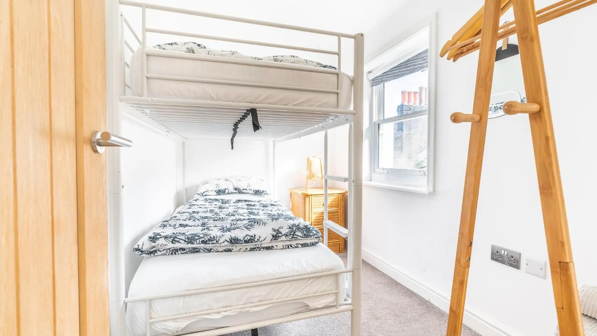 Charming & Chic, Cosy Beach Nest, Just 2-Min Walk! Brighton Birleşik Krallık