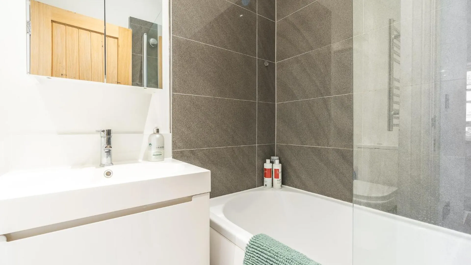 Daire Charming & Chic, Cosy Beach Nest, Just 2-Min Walk! Brighton